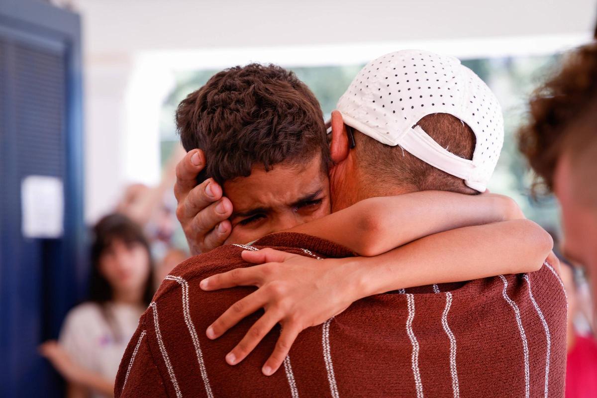Un padre de acogida abraza a uno de los niños saharauis recién llegados a Córdoba.