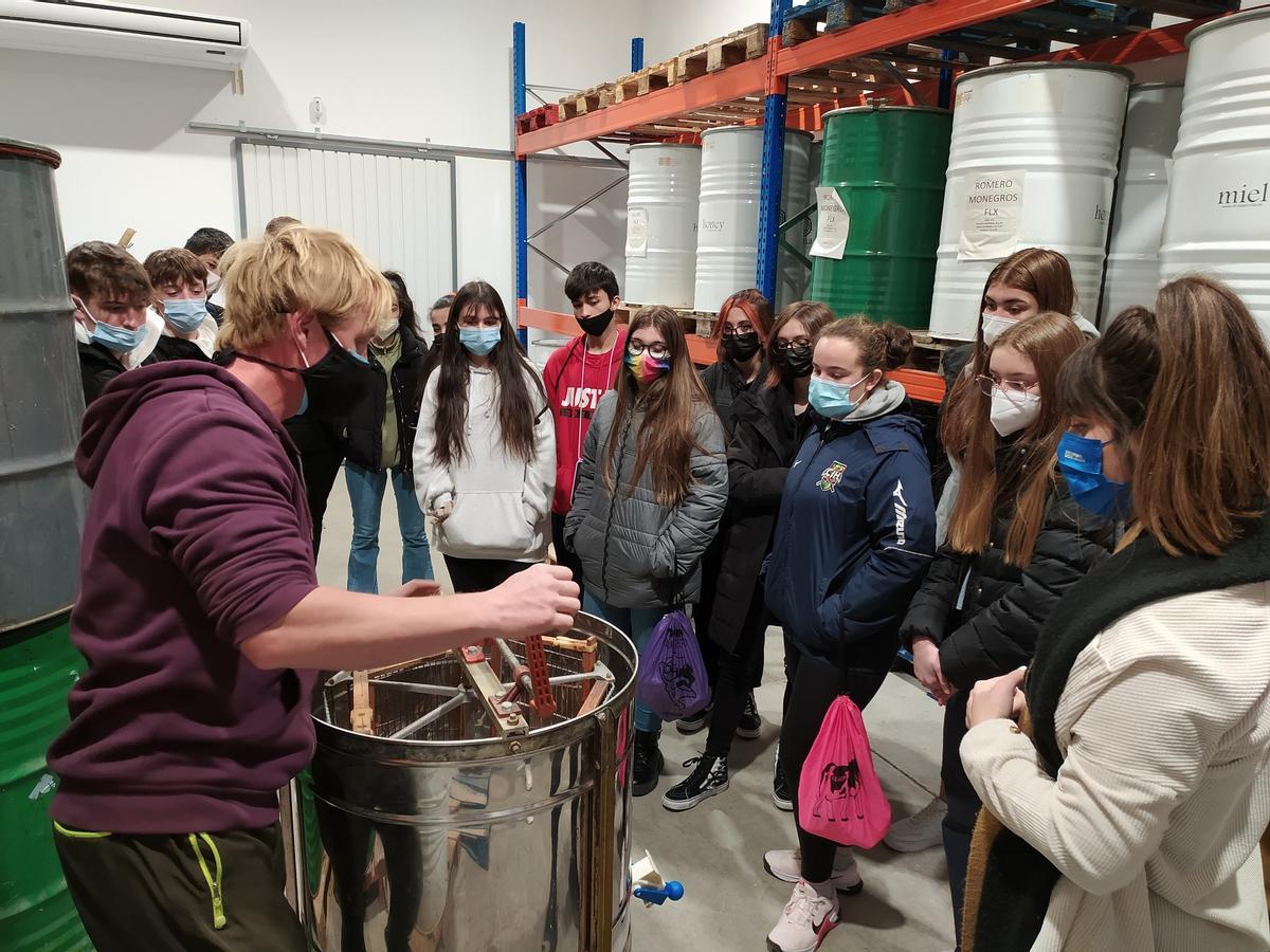 Visita del alumnado al centro de envasado de la empresa Jalea de Luz en la Comarca de Los Monegros.