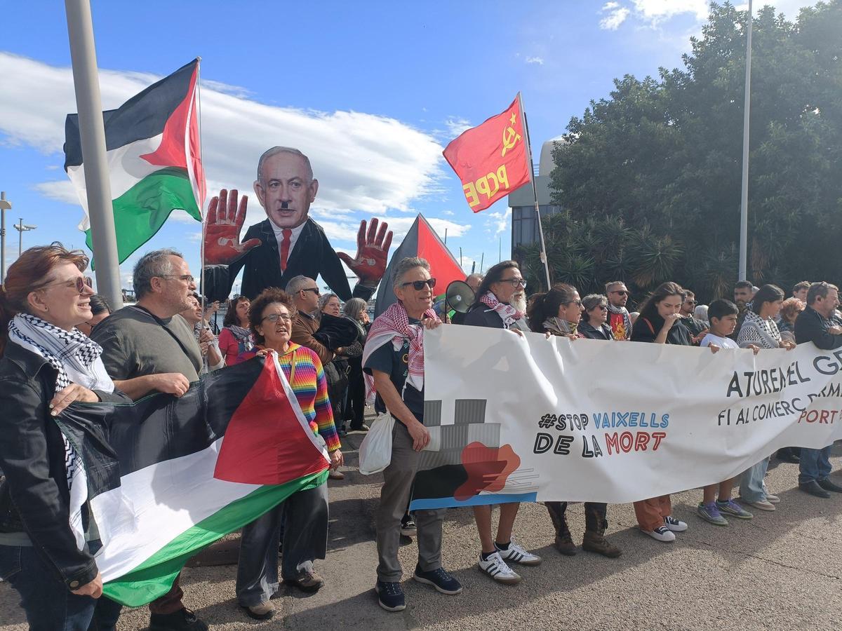 Un momento de la protesta ante el puerto de València contra los "barcos de la muerte" con armas para Israel.