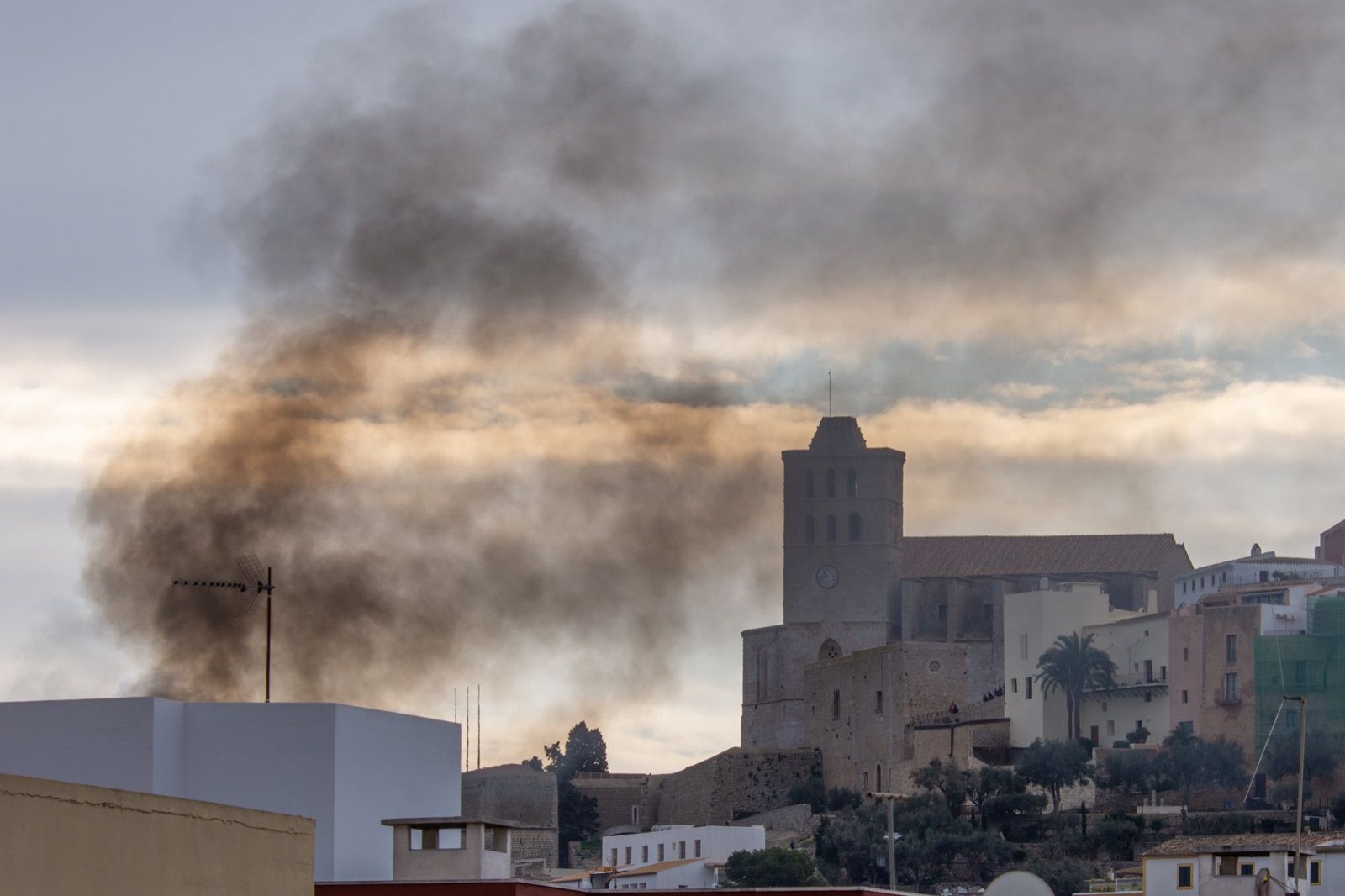 Alarma por un gran incendio en el centro de Ibiza