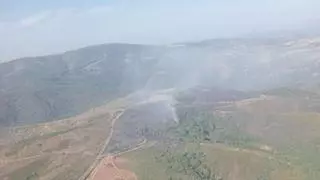 Un incendio de madrugada obliga a movilizar medios de extinción a Hermisende, en la Alta Sanabria