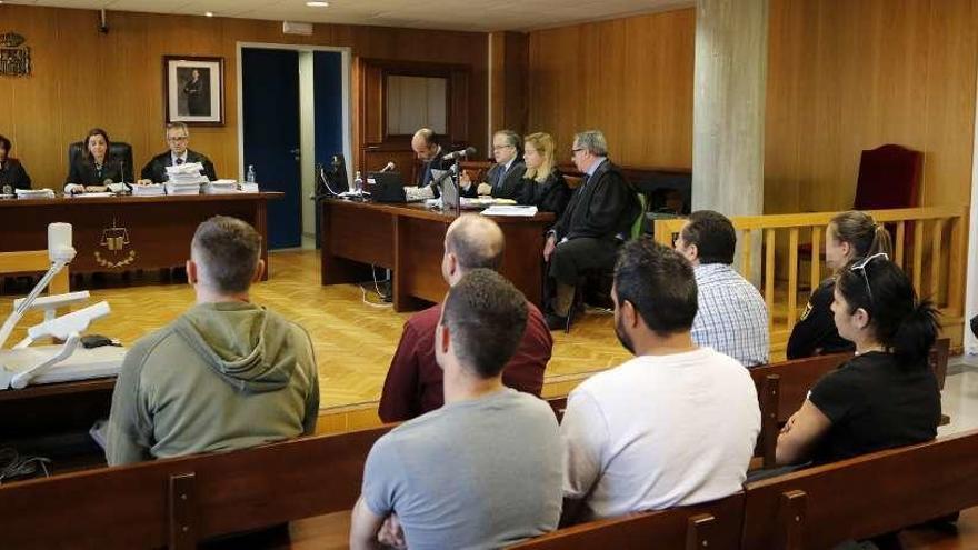 Varios de los acusados, en el banquillo, ayer, en la segunda sesión del juicio en Vigo. // Alba Villar
