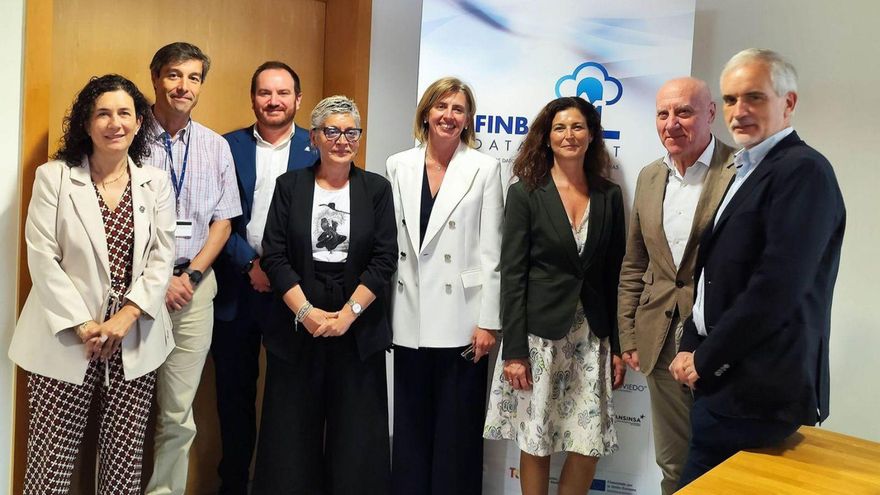 Por la izquierda, Irene Díaz, vicerrectora de la Universidad de Oviedo; Roberto Saiz, coordinador del proyecto "Cuélebre"; Daniel Álvarez; Concepción Saavedra; Eva Pando, presidenta del patronato de la FINBA; Raquel Yotti; Faustino Blanco, director de la FINBA, y Aquilino Alonso, gerente del Sespa, ayer. |