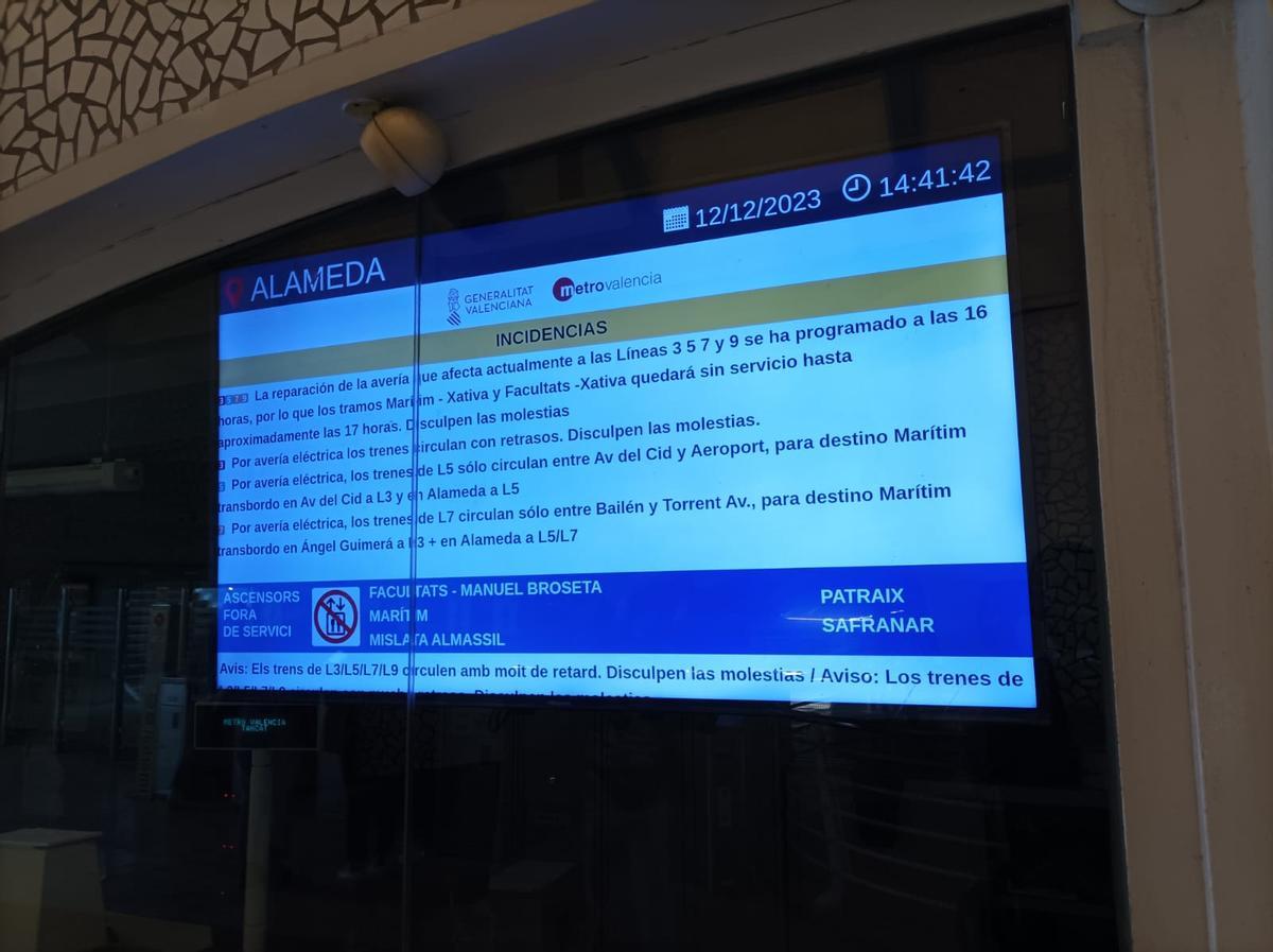 Carteles informativos en la estación de Patraix-Safranar