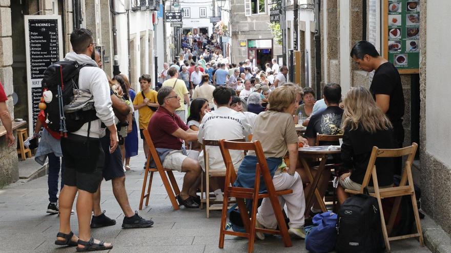 Aspecto que ofrecía ayer la compostelana rúa da Raíña, una de las que más establecimientos hosteleros concentra de la ciudad / antonio hernández