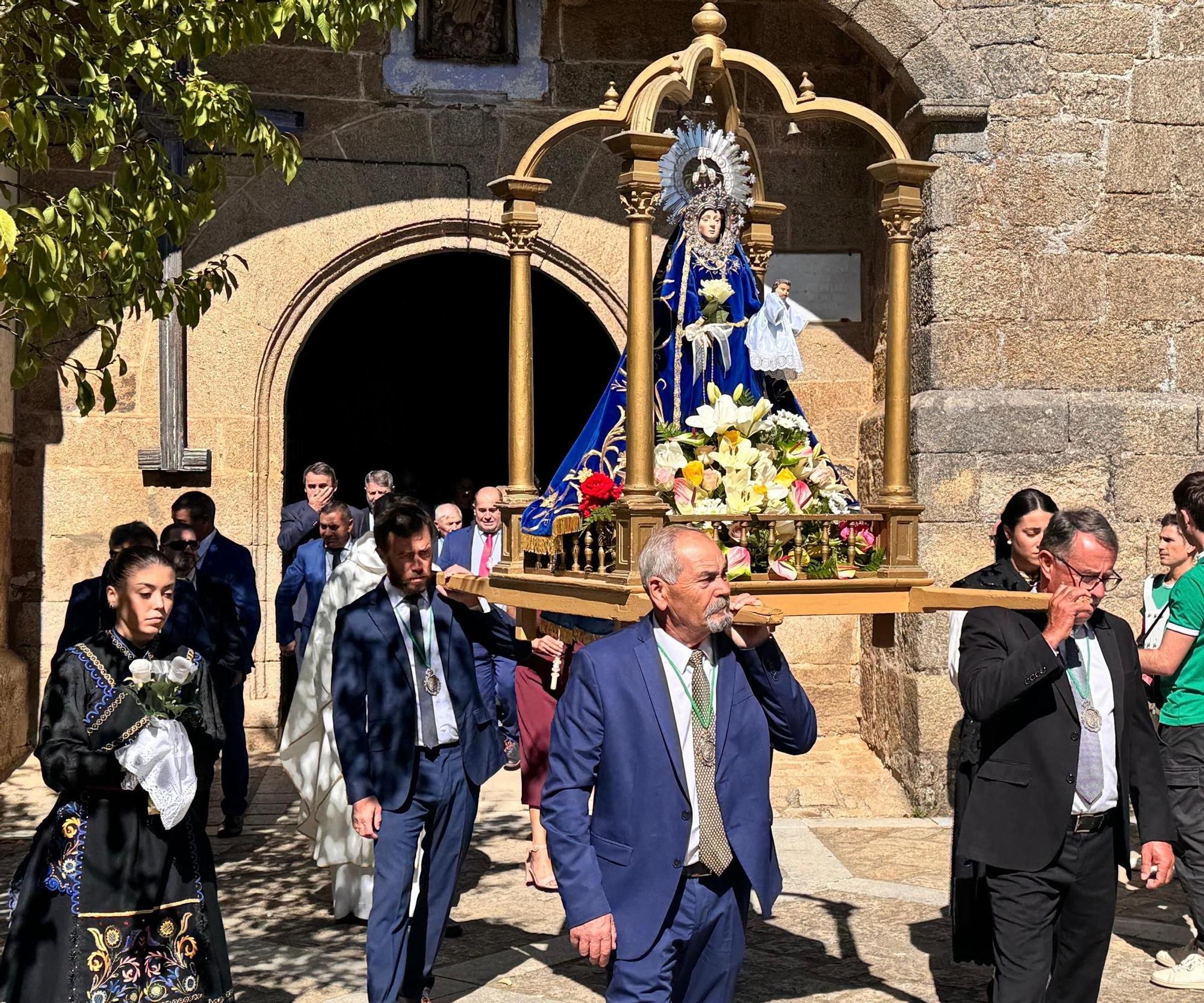 Villadepera honra a la Virgen del Rosario