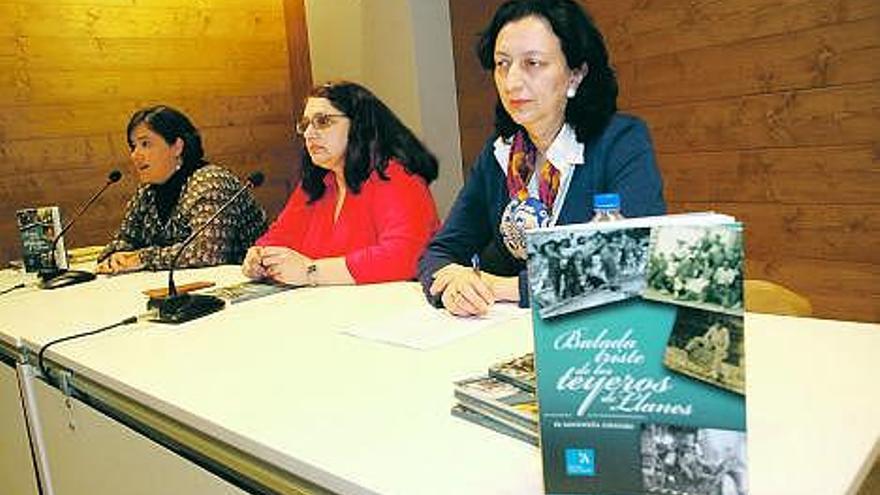 En la imagen de la izquierda, Marta Elola, Fe Santoveña y Yolanda Cerra, en Porrúa. A la derecha, Ramón Melijosa, con su «Diccionario de xíriga», en Llanes.