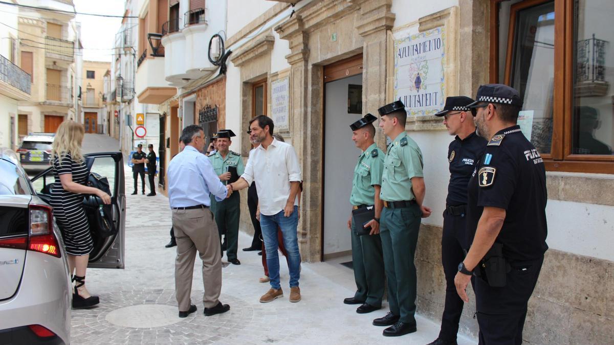 El alcalde recibe a quienes asistieron a la junta de seguridad del Poble Nou de Benitatxell