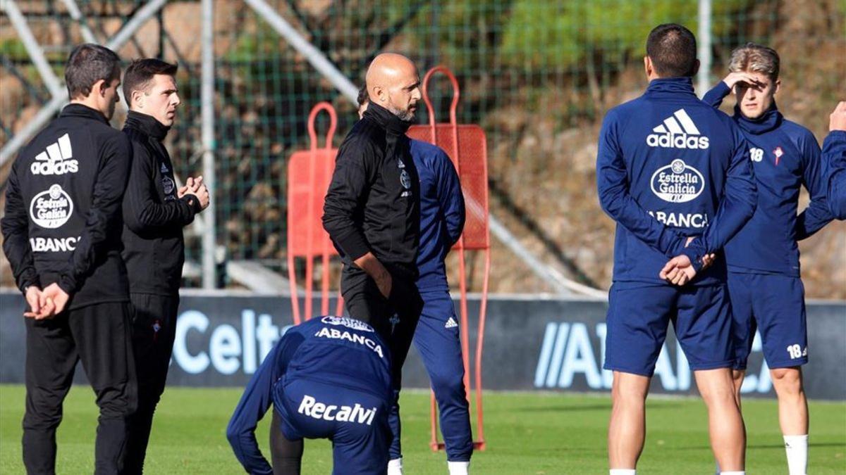 Miguel Cardoso da instrucciones a sus jugadores en un entrenamiento.