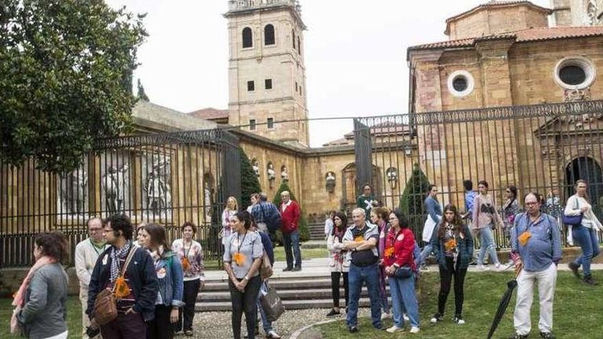 Un grupo de turistas, ayer, en el entorno de la Catedral.