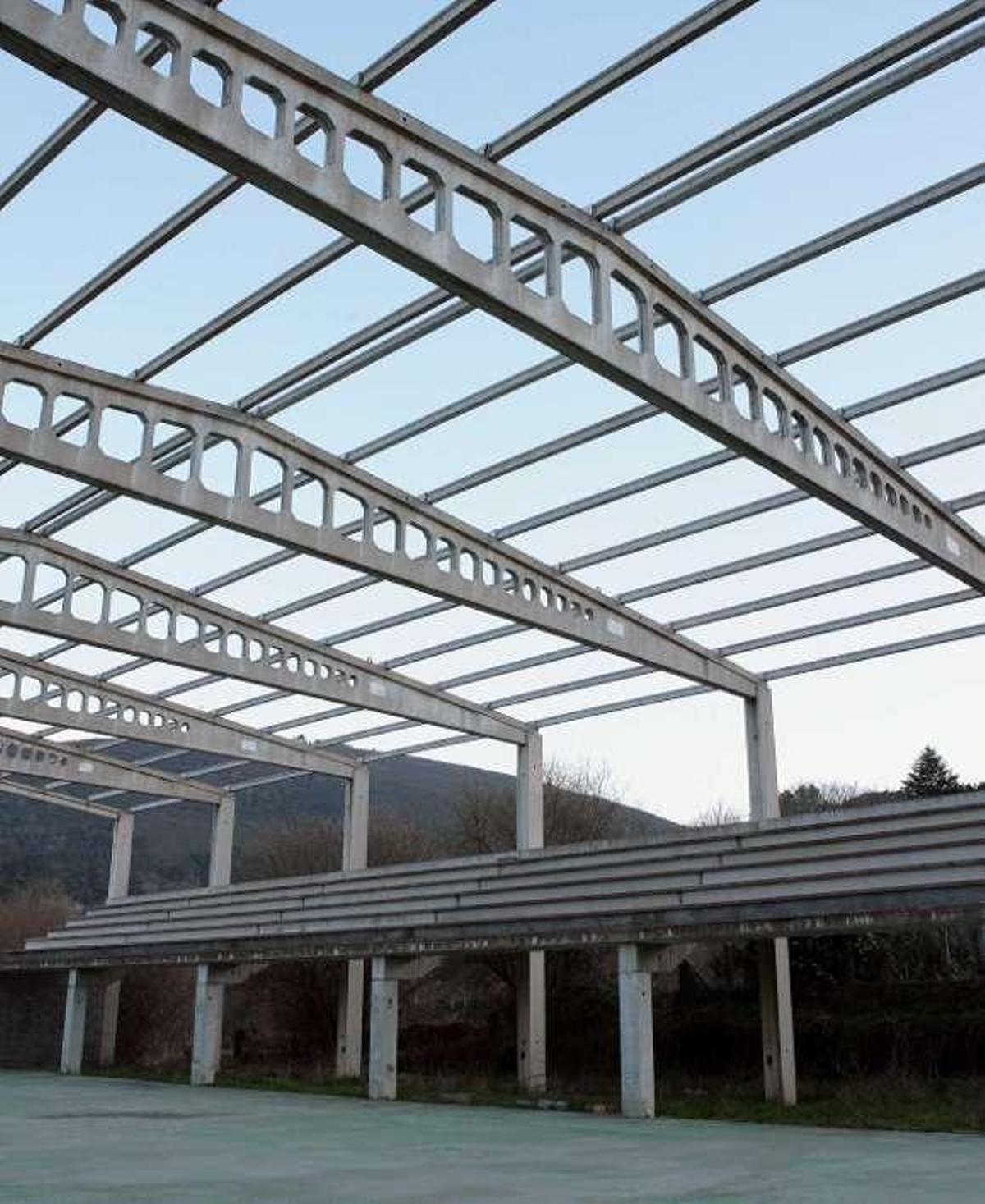 Estructura del polideportivo de Melón, junto al monasterio. // D. Atanes