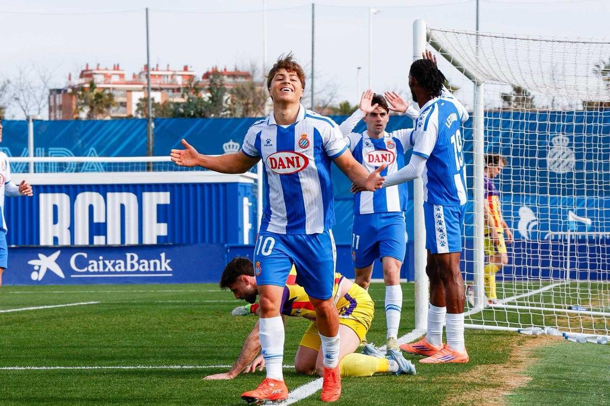Los jugadores del Espanyol B celebran el 2-0 al Andratx
