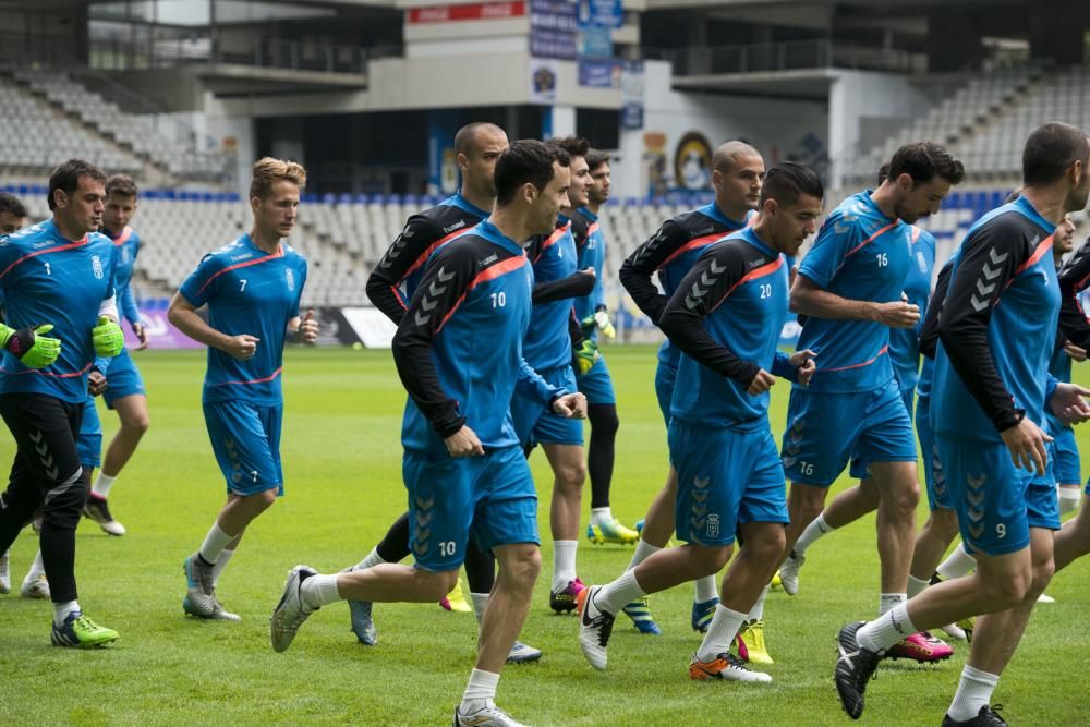 Foto oficial del Real Oviedo y entrenamiento en el Tartiere