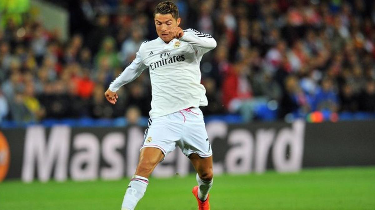 Cristiano Ronaldo controla un balón en el partido de la Supercopa de Europa frente al Sevilla