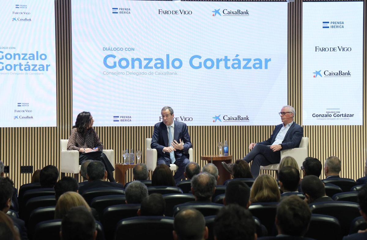 Desde la izquierda: Lara Lara Graña, redactora jefe de FARO; Gonzalo Gortázar,  CEO de CaixaBank; y Rogelio Garrido, director de FARO, en el diálogo organizado en el Círculo de Empresarios de Galicia.