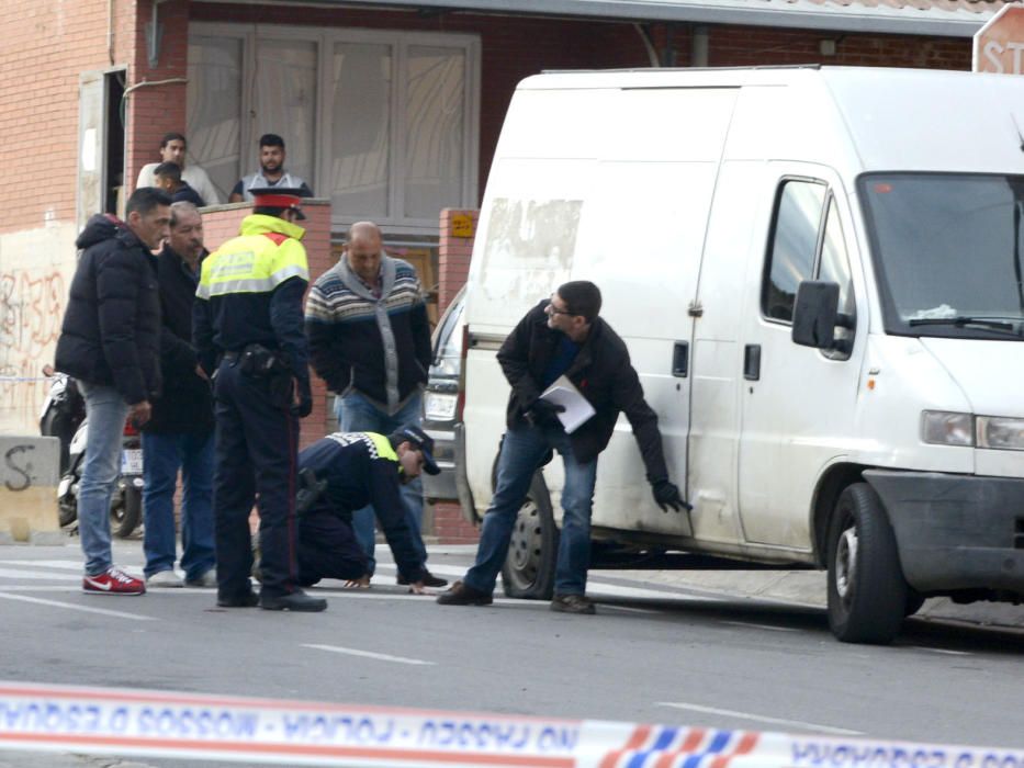 Desplegament policial al barri de Sant Joan per trobar els autors dels trets