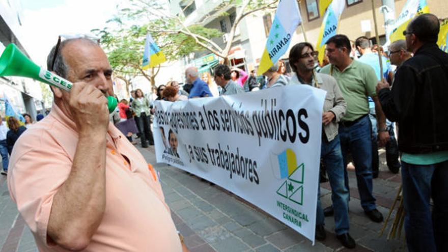 Trabajadores y sindicalistas protestan ante el Edificio Usos Múltiples II en Tenerife, donde fue la reunión. i ACFI PRESS