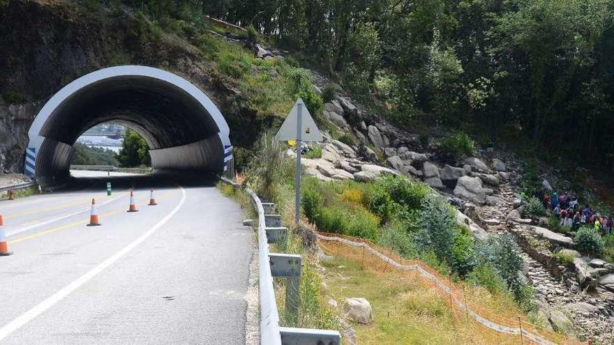 Un grupo de personas visitaban ayer por la mañana las estructuras del castro sacadas a la luz en el entorno del túnel de Montealegre. // G. N.