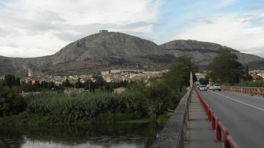 Pinten les baranes del pont de Torroella de Montgrí sense notificar-ho i generen cues «com a l&#039;estiu»
