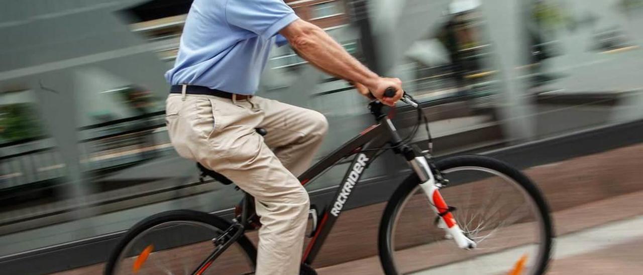 Miguel Ángel de Blas, en bicicleta por Oviedo.