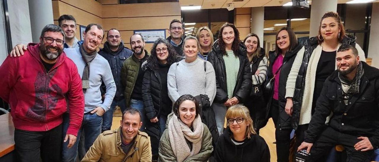 Representantes de las comparsas con el edil Daniel Costas.