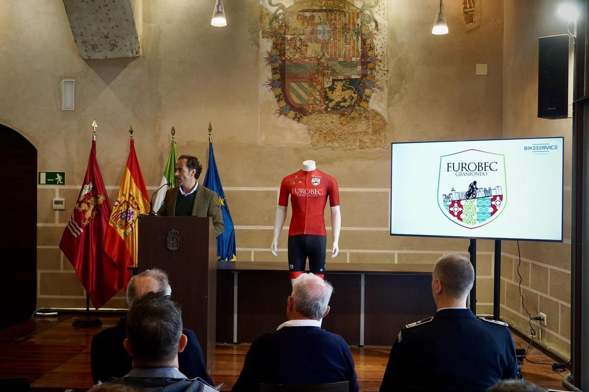 Juan Parejo, concejal de deportes, durante la presentación del Eurobec Gran Fondo.