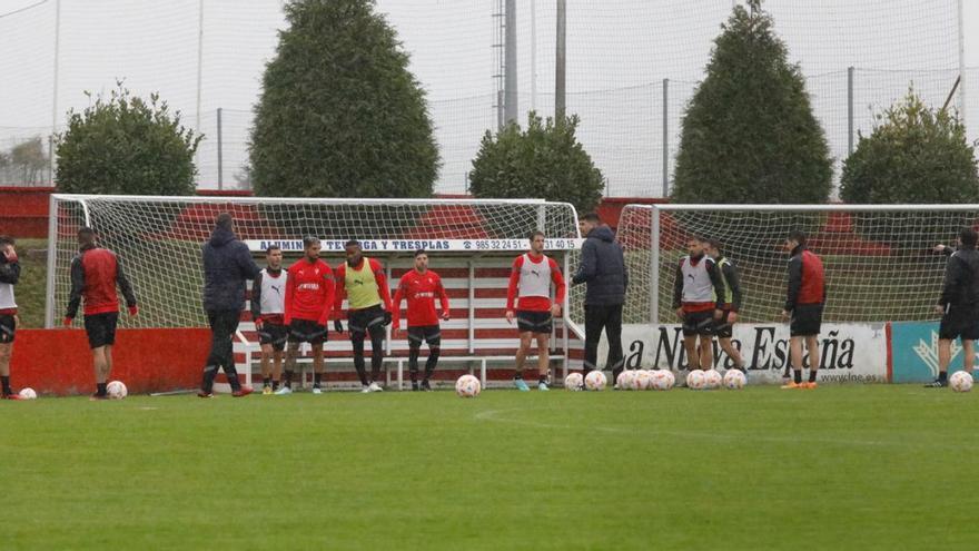 Un momento del entrenamiento de ayer del Sporting en Mareo. | Ángel González