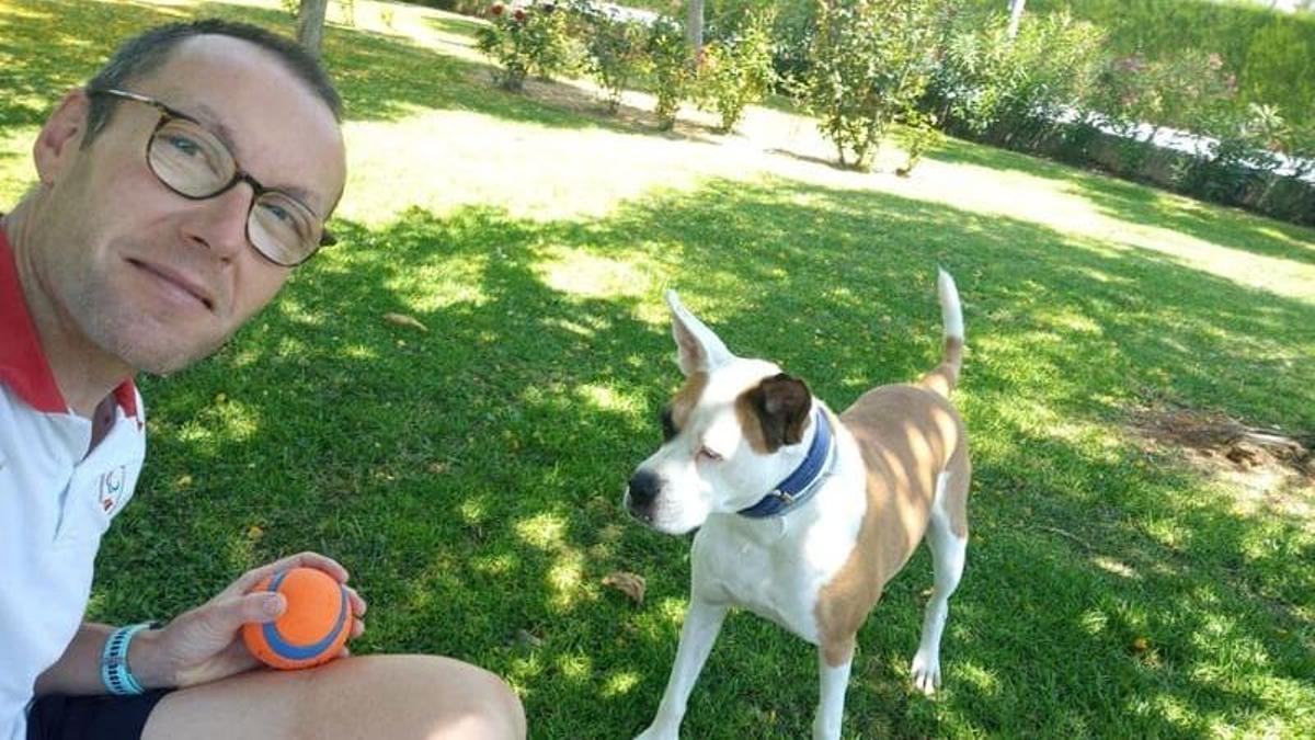 Christian junto a Max, perro que adoptó de la protectora "Huellas callejeras"