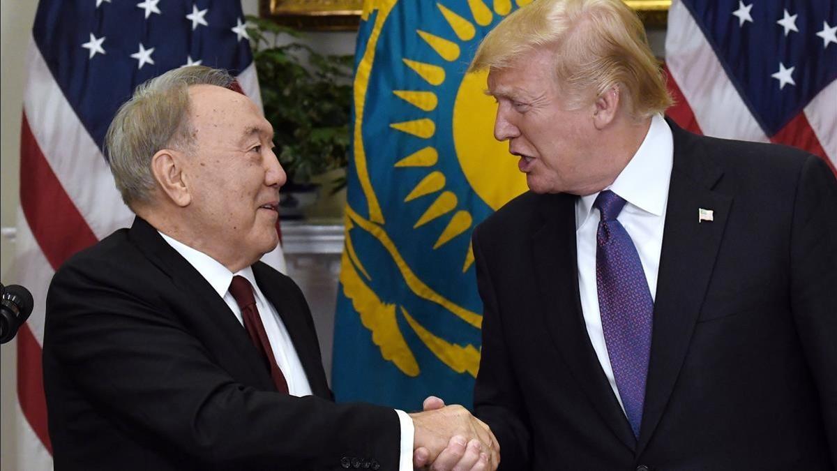Trump (derecha) y el presidente de Kazajistán, Nursultan Nazarbayev, tras su encuentro en la Casa Blanca, el 16 de enero.