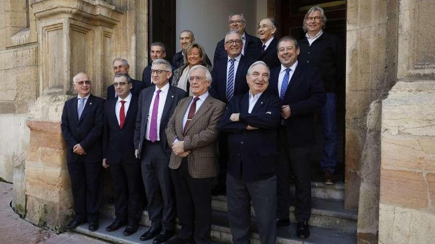 El jurado, ayer, reunido delante de la sede del RIDEA en Oviedo. En la primera fila, por la izquierda, Juan Luis Álvarez del Busto, Marcelino Gutiérrez, Santiago Granda, Evaristo Arce y Manuel Linares; detrás, por la izquierda, Antonio Sabino, Guillermo Rodríguez, Carmen Marqués, Luis Fernando Martínez y el subdirector de LA NUEVA ESPAÑA Evelio González; y detrás, Luis José de Ávila, José María Urbano, Juan de Lillo y Manuel García.