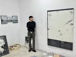 Mateo García, el pintor ovetense de 23 años que ve “mucha abstracción en la calle” y se bautiza con una exposición en Madrid