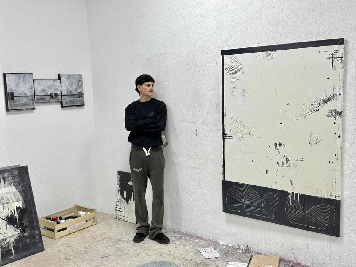 Mateo García Menéndez, en su estudio, junto a la obra que da título a su exposición, "Las formas del hábito"