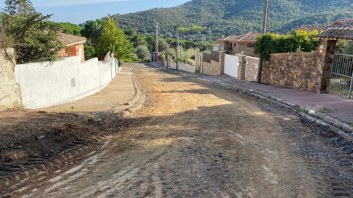 Un dels carrers de l&#039;urbanització Mas Pere de Calonge, on s&#039;està actuant. Imatge publicada el 27 de setembre del 2021. (Horitzontal)