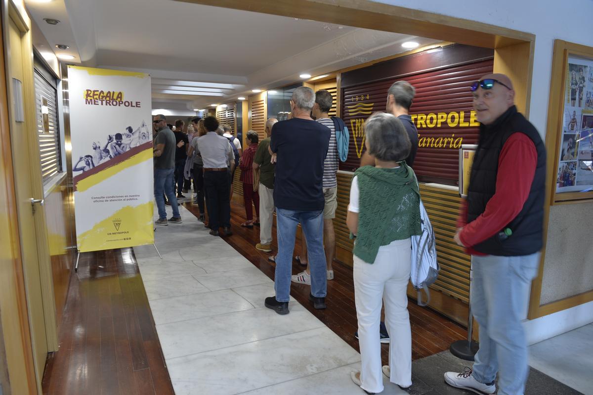 Los socios del Metropole votan la moción de censura