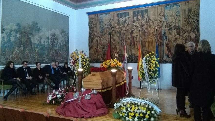 Autoridades, familiares y amigos velan a López Cobos en la capilla ardiente que fue instalada en el Ayuntamiento.