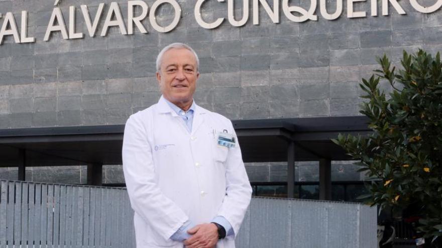 El gerente del área sanitaria, Francisco Javier Puente, en la entrada del Álvaro Cunqueiro.