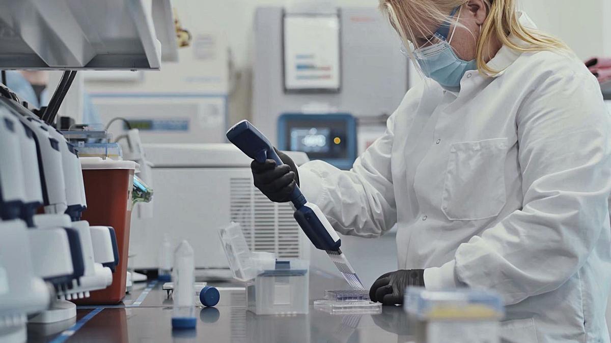 Una científica trabaja con la vacuna de Moderna en el laboratorio. |   // EUROPA PRESS