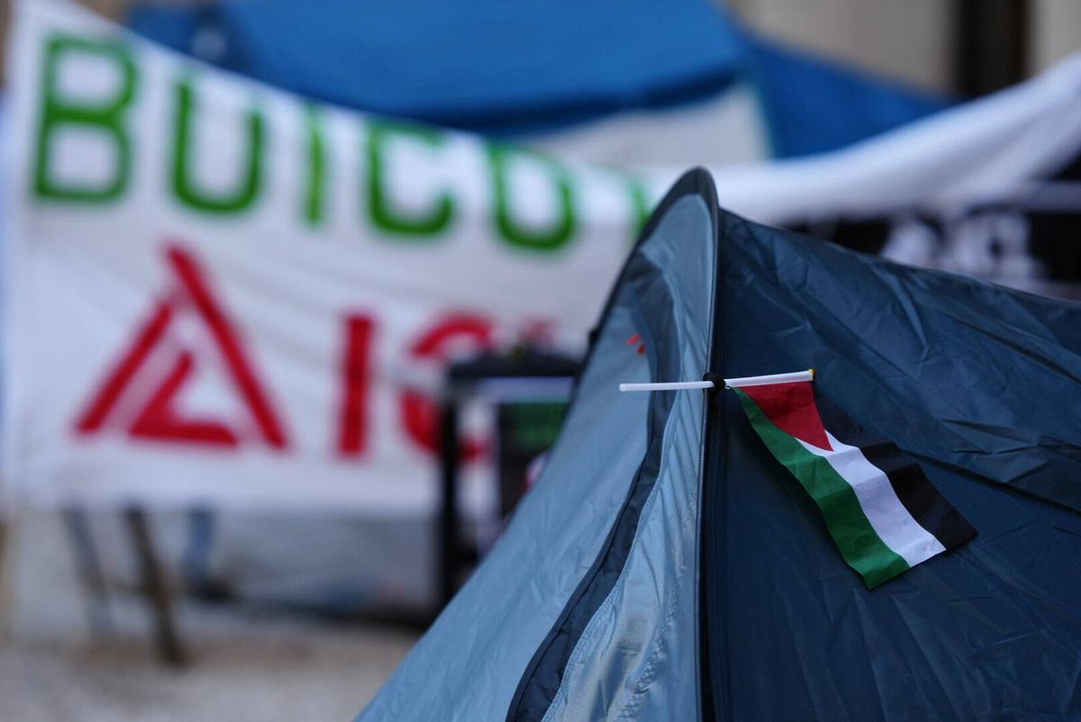 Acampada en apoyo a Palestina en la UB del Raval