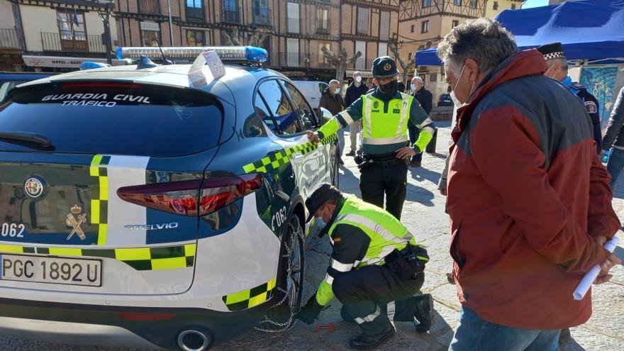 Conductores de Toro aprenden a colocar las cadenas