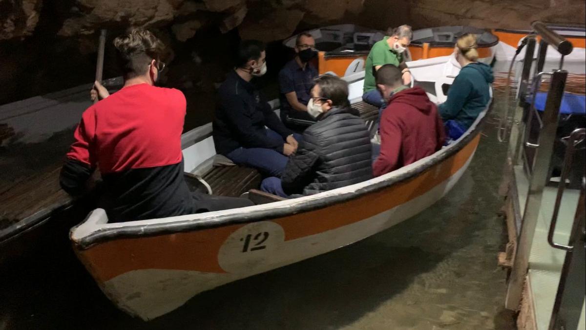 Pruebas a los aspirantes a barqueros en les Coves de la Vall d'Uixó