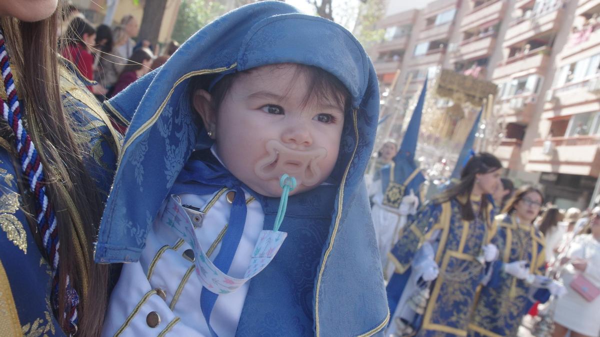 Las imágenes de las procesiones del Domingo de Ramos. En la imagen, una joven cofrade de Prendimiento