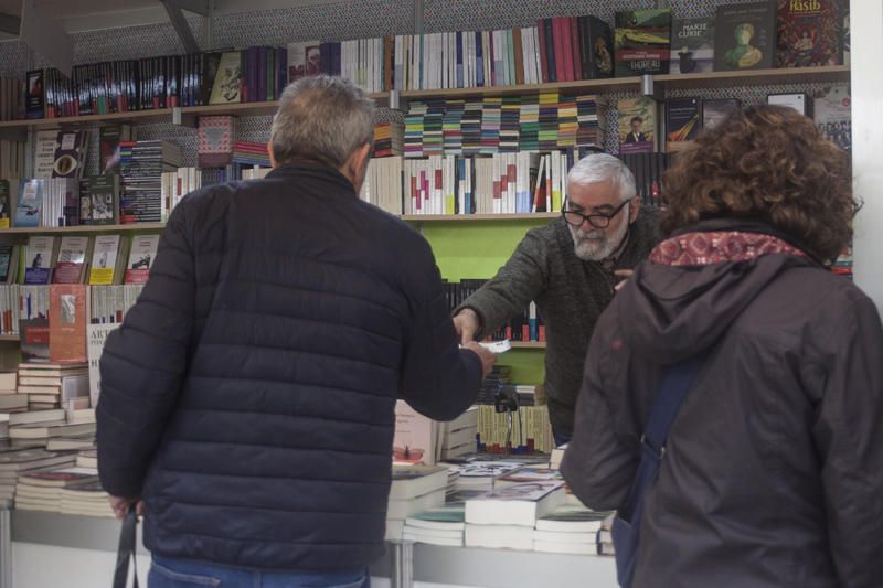 Ambiente en la Feria del Libro de València