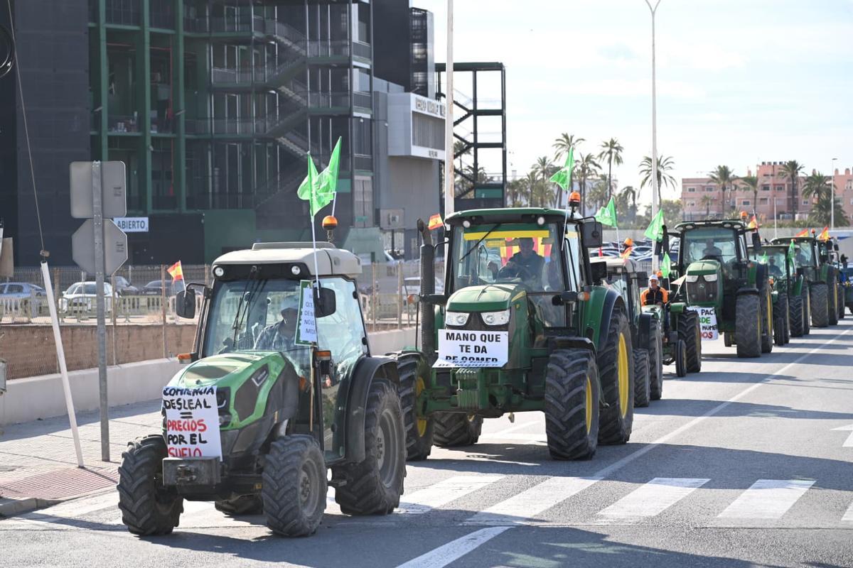 Así ha sido la salida de la tractorada desde Elche