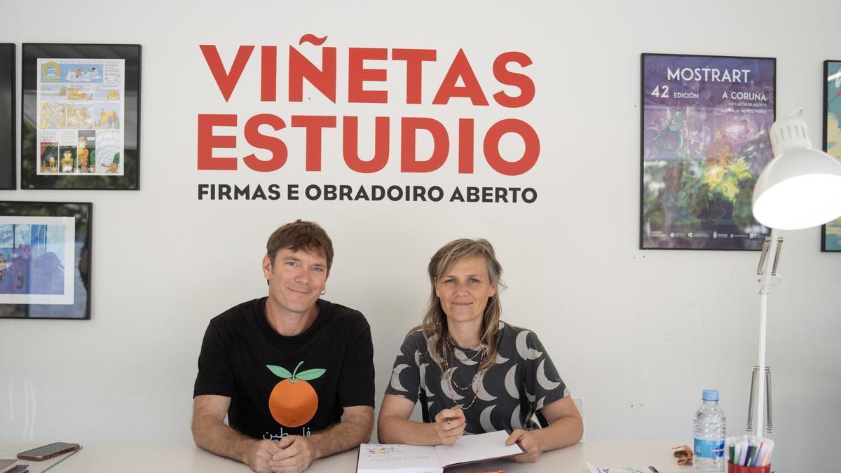 Clément Xavier y Lisa Lugrin durante una de las firmas en el Viñeta Estudio del festival de cómics de A Coruña frente al Kiosco Alfonso.