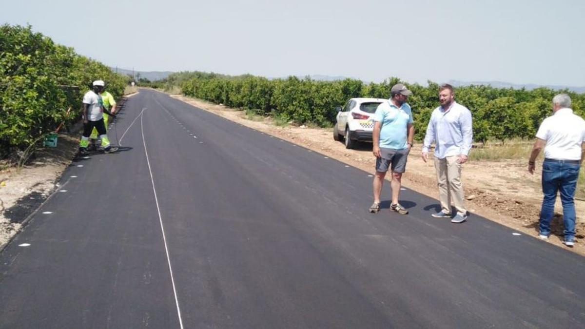 El alcalde de Sant Jordi supervisó el final de los trabajos en la carretera.  | MEDITERRÁNEO