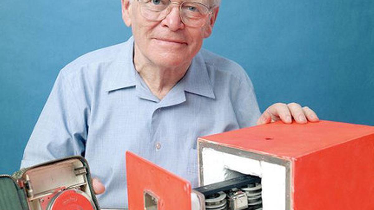 El científico David Warren junto a una caja negra
