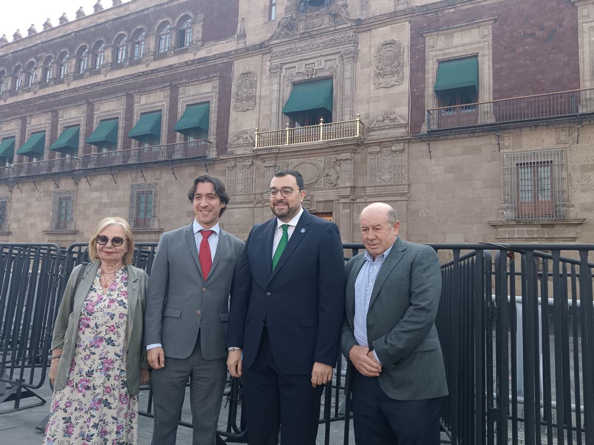 Por la izquierda, María Antonia Fernández Felgueroso (presidenta del Consejo de Comunidades Asturianas), Pablo Pérez (consejero político de la Embajada de España), el presidente Barbón y el empresario Francisco Santoveña. Todos están ante el edificio del palacio presidencial con su icónico balcón desde el que el presidente de turno repite el Grito de la Independencia cada 15 de septiembre.