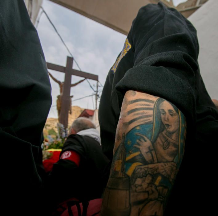 Miles de personas sienten la Semana Santa de cerca en el espectacular descenso por el Casco Antiguo