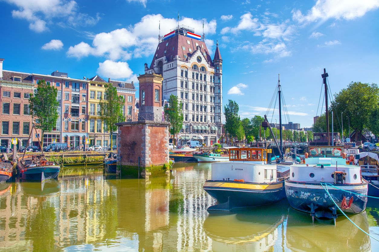 Imagen del puerto de Rotterdam con embarcaciones.