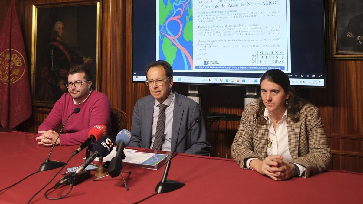 De izquierda a derecha, Aridane González, José Joaquín Díaz de Aguilar y María Dolores Pérez, en la sede de la Real Sociedad Económica de Gran Canaria.